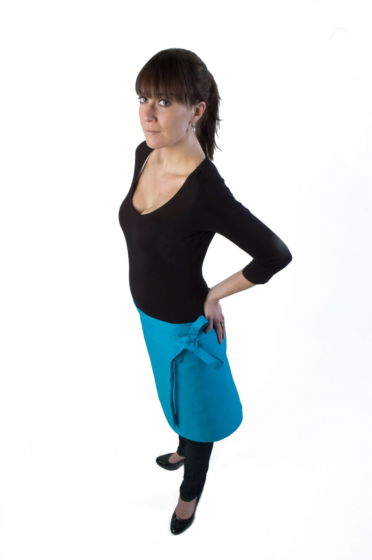 Bakkersloof in turquoise, gedragen door model