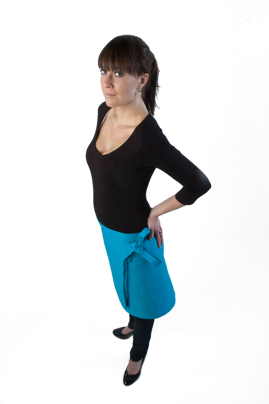 Bakkersloof in turquoise, gedragen door model