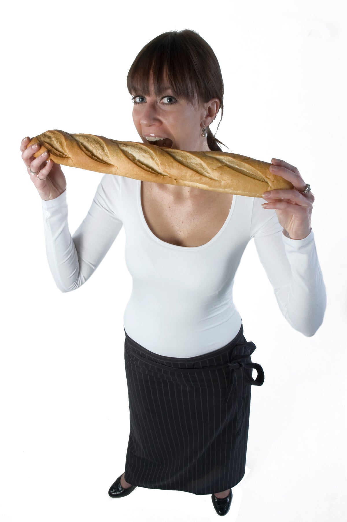 Bakkersloof in zwart, gedragen door model met stokbrood
